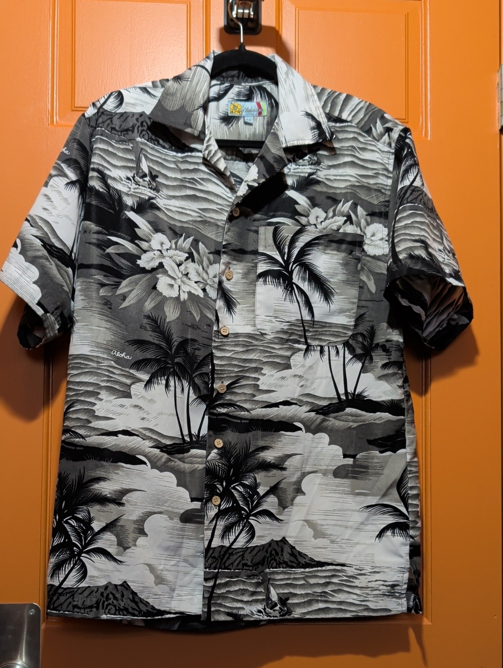 Black & White Hawaiian Camp Shirt *Small Hole In Both Armpits*